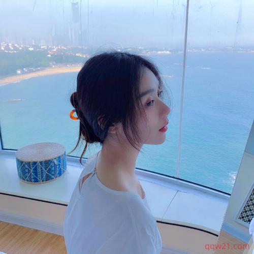 2022唯美海边女生背影头像 蓝色的大海也太美了吧