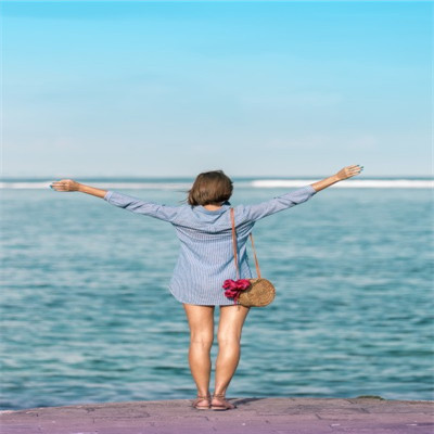 海边女生背影头像，欣赏到大海美丽的风景