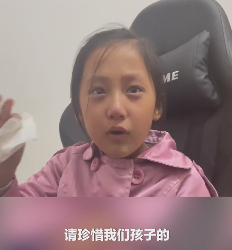 因爸爸不让玩 女儿抽泣控诉压力大：网友心疼 赞孩子比爹强