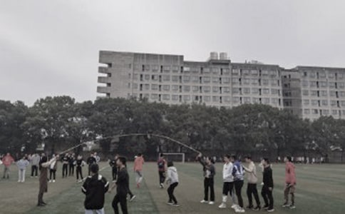 校园的操场小学生四年级作文例文